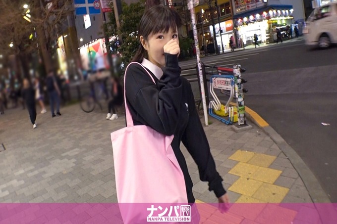 真实素人搭讪，初次摄影。 1482 为喜欢动漫的18岁美少女买手办，勾引到饭店！最喜欢年长大叔的萝莉娘被男演员压制做爱！用动画声音喋喋不休，飞出的淫语太猥亵了，一定要看！ ！ ！