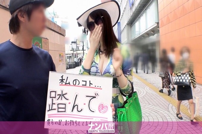 真实素人搭讪，初次摄影。 1510 【踩一踩♪】在新宿的正中央试着睡了一下，出现了清秀而名流的S级美女！ ？用模特级的美腿体验了人生第一次的游戏后，对征服男人的快感觉醒了！ ？就这样兴致勃勃地带到饭店，在演讲SM游戏的时候…！ ？