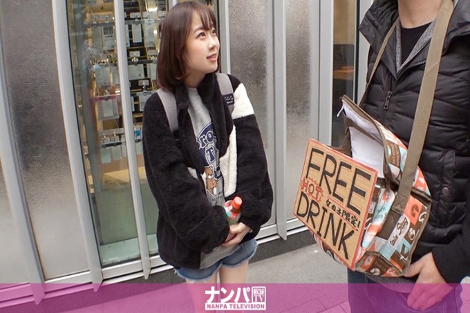 真实素人搭讪,初次摄影。 1599 在新宿用热饮获得年轻又热的女孩!原运动员系紧致的身体全力打造!热的兴奋能温暖各种各样的地方♪
