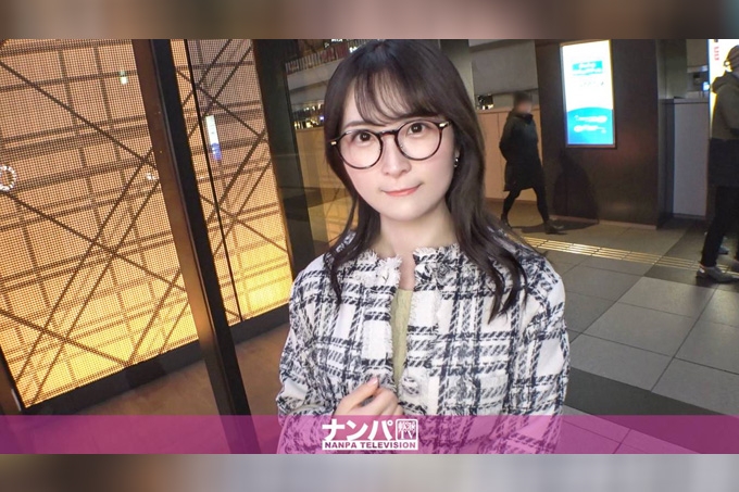 “认真搭讪,初拍。2191 用草莓当诱饵,搭讪一位皮肤白皙、认真戴眼镜的素人!与外表相反,她有外遇