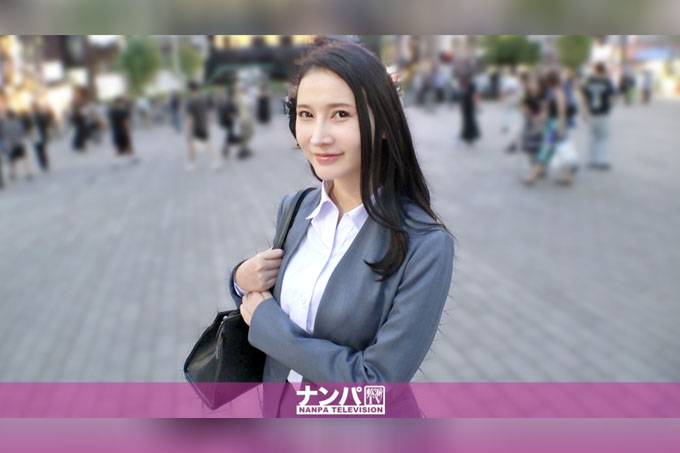 一个漂亮又寂寞的OL姐姐，因为太沮丧而被约会网站带回家，还要和别人拼桌吃饭，这太色情了。
