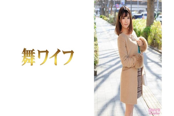 舞ワイフ 中西美铃 1 结婚3年了。据说在某有名的百货公司作为美容部员工作,回到家后马上消除工作的疲劳,每天做家务,无论是肉体上还是精神上都积蓄着压力。听说最近丈夫在家里工作了,虽然期待帮忙做家务,但是完全没有帮忙的意思,很失望…。这样每天重复着,夫妻关系也冷却了,现在丈夫只是普通的同居人状态,渐渐地开始寻求刺激。然后,瞒着丈夫开始了男人的游戏…。