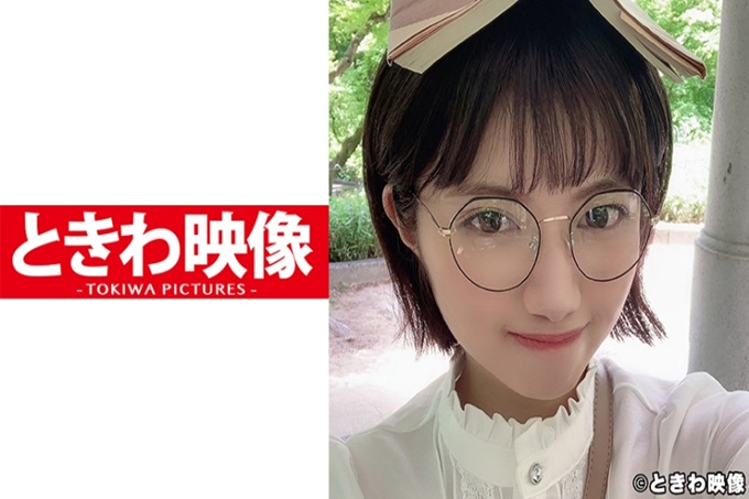 喜欢读书的短发女生戴着可爱的眼镜,积极地叼着丑男,允许中出!适合喜欢读书的短发的女孩子…眼镜是魅力点吗那个也很适合,从那个身姿无法想像的那样,是淫乱的女孩子!