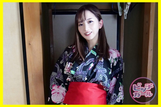 ビッチガール 唯(27) 适合穿浴衣27岁。与重力相反形状漂亮的天然美巨乳H罩杯！一吸吮乳头就感到热的吐息。再加上用攻击的话，会慢慢地被淋湿，是一个爱液相当多的女子。之后用手指男人马上就去的敏感的身体。虽然是保守的SEX，但却有着强烈的感觉！