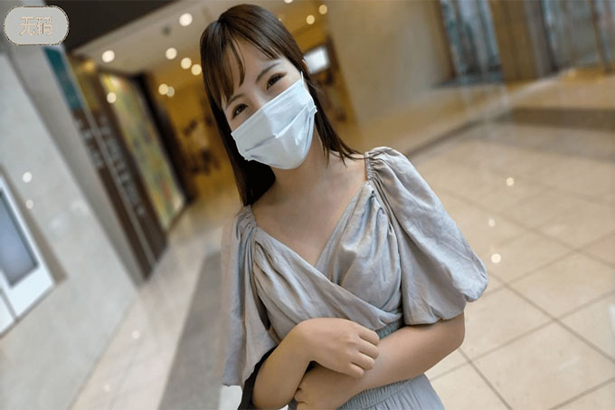 我被天使般甜美的脸庞和一吻就湿透的顽皮身体浇灌了。