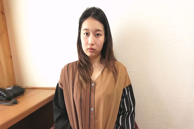 【FC2】【禁止业余个体拍摄】22岁结婚,养育孩子,为分娩和育儿费用而苦苦挣扎的新婚妻子决定出演AV!插入肉棒后,清凉的气氛就完全变了!用高亢的呻吟声卷起,喷出你的乳房,弄湿你的身体,同时进行阴道射精性爱!