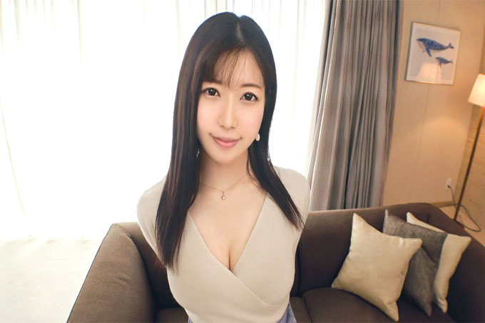[第一枪] [光泽出众的美臀] [不忠的美人妻] 发现一个身材纤细但身体部位漂亮的美人妻。一边对着上位的女人摇动美乳一边迷人地闪闪发光，不知道释放的欲望不会停留.. 应用外行，第一次 AV 拍摄 270