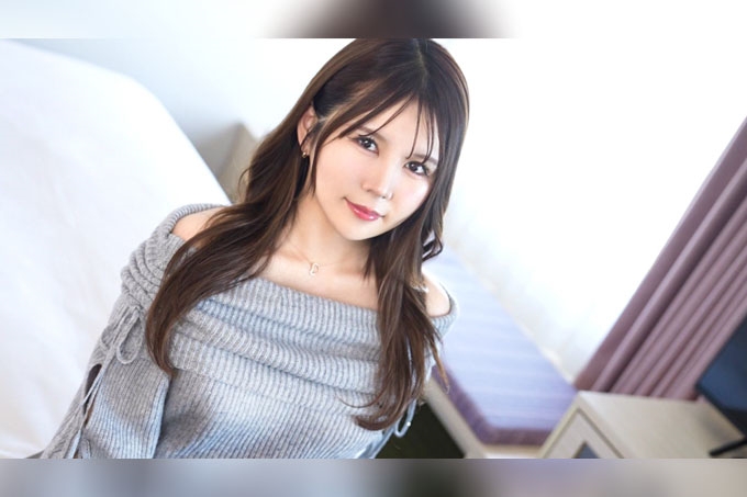 她的乳头抽搐着,她的阴部是邋遢的、听话的S○X! !她的屁股很大!