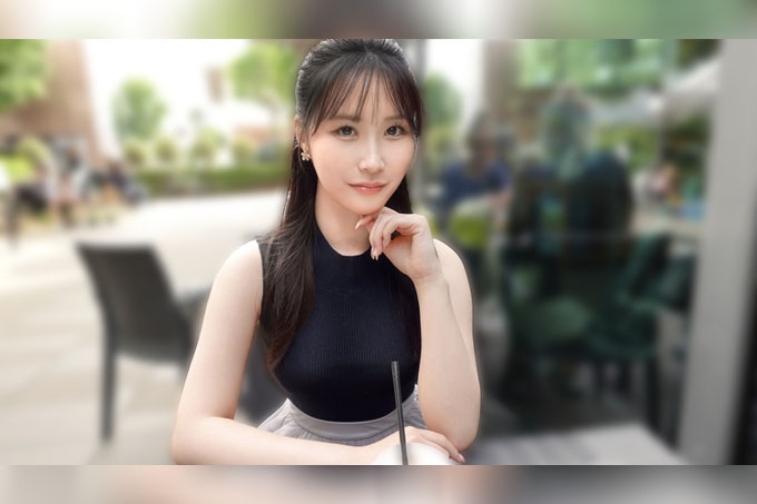 好脸蛋！好身材！进来吧，美女！一位皮肤白皙的日本女子沉浸在快乐的海洋中！