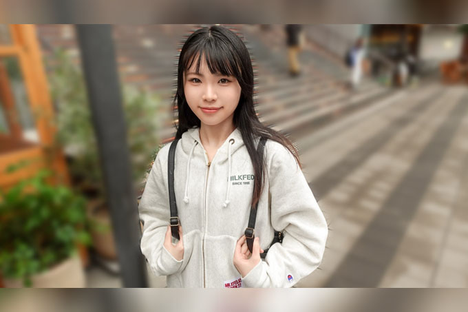 来了解一下令和时代的性生活吧！一位在知名主题公园工作的19岁女孩前来应聘！她对性非常感兴趣，而且性格也很好。