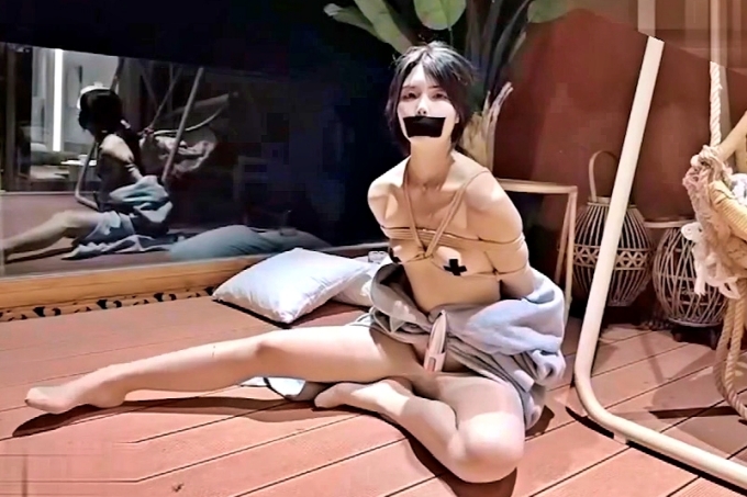 超嫩萝莉电梯里的KS训练和马路旁露台调教