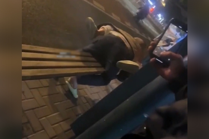 炸裂！常州大学城公车站惊现情侣当街啪啪完全无视路人，到底有多饥渴呀