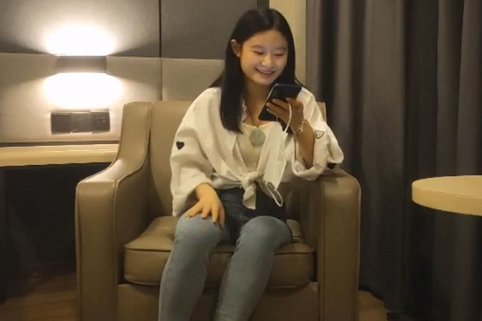 星级酒店开房现场直播高价约了个甜美羞涩小姐姐啪啪 跪舔鸡巴骑乘翘臀后入干得直叫求饶