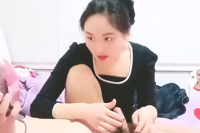 小夫妻直播赚钱温柔打飞机，啪啪女上位 传教士深入，蝴蝶逼