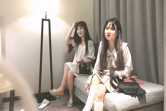 两个妹子4P啪啪JK装萌妹后入抽插猛操