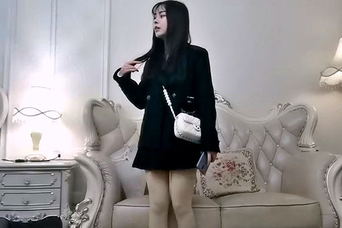 极品奶茶妹直接给现金换上学生制服黑丝情趣内衣调情各种姿势草不停
