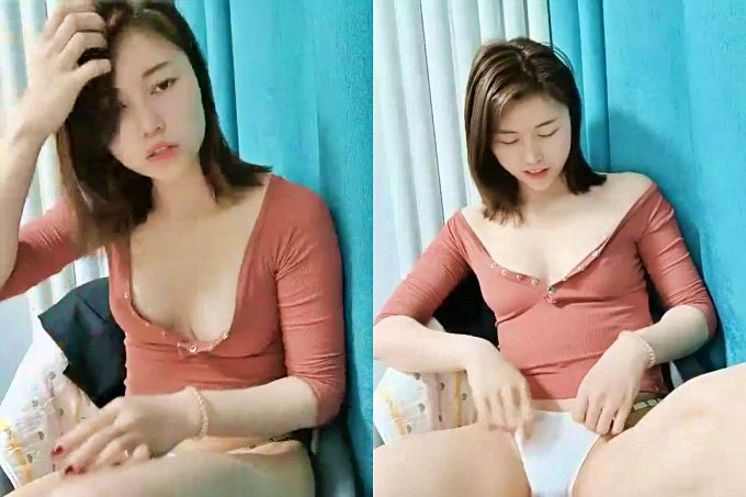 高颜值白皙妹子道具自慰浴室洗澡诱惑，椅子上张开双腿自摸跳蛋震动