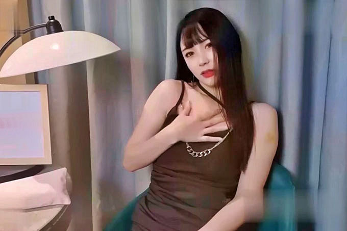 淫荡的高利贷女老板诱惑为妻看病而负债的男子中出内射气质女网红