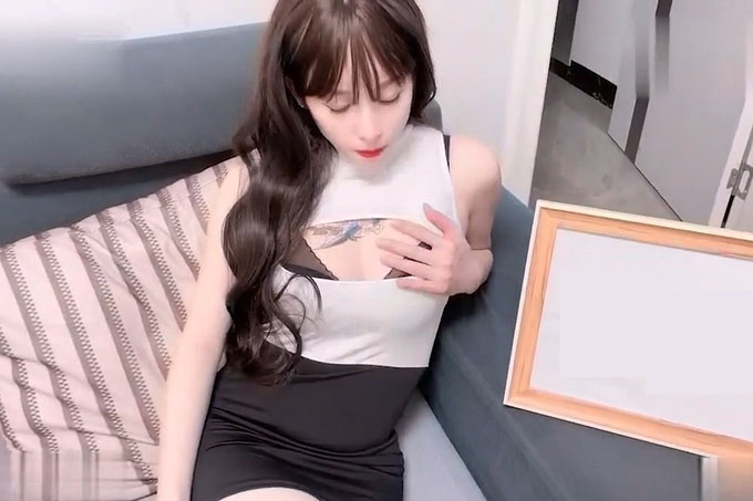 单身哥哥偷窥妹妹洗澡拿她的内衣打飞机,被发现后妹妹主动要帮忙