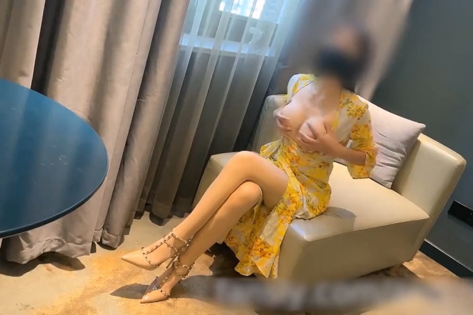 穿上网红战袍酒店偷情沙发上翘起肥臀求操与平时端庄的样子简直不要太反差