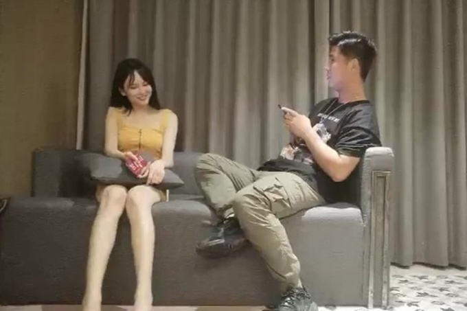 寻花黄衣甜美非常瘦妹子酒店啪啪，沙发舔弄调情上位摩擦侧入猛操，呻吟娇喘非常诱人