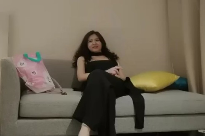 黑裙少妇,穿上情趣装沙发上骑坐后入猛操