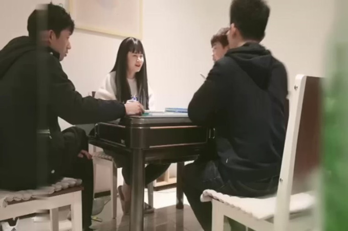 三个小伙忽悠妹子打麻将到深夜，酒店调情偷拍，粉嫩鲍鱼清晰展示花式啪啪
