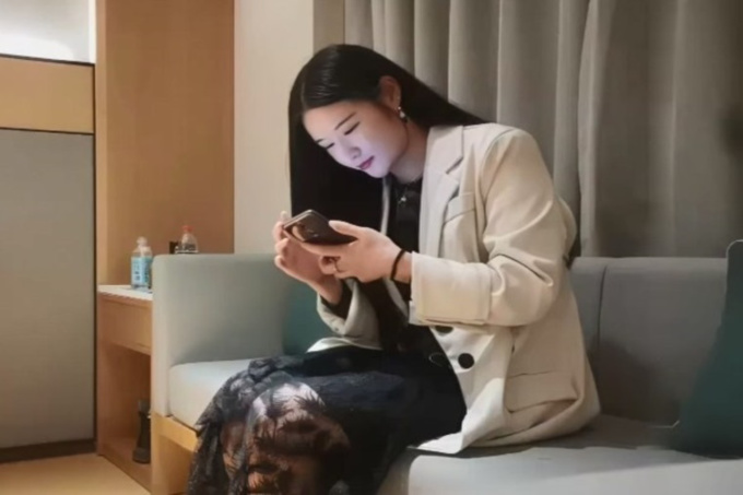 性感黑裙大长腿妹子啪啪,舌吻互摸调情口交骑坐侧入大力猛操