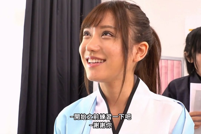 权力骚扰团向不会表演的新人女演员传授裸体表演，以帮助她理解角色的感受。