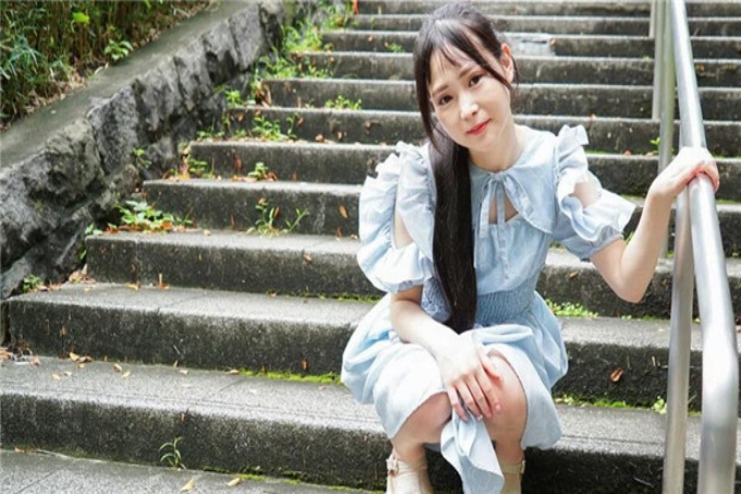 一边让已婚妇女打电话,一边操她的丈夫~尽管她正在肛交并尖叫着高潮……~